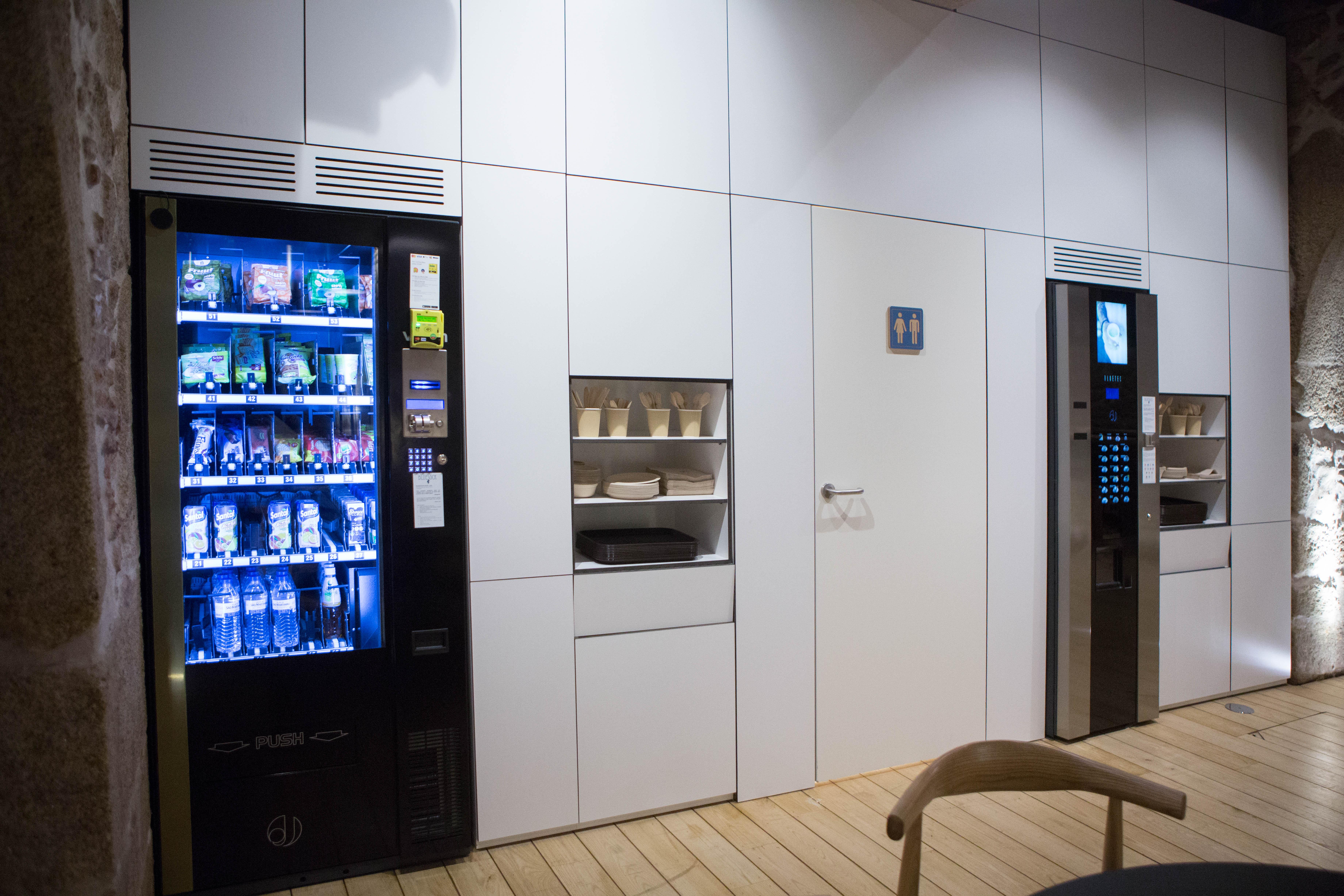 بيت شباب بلوسوك بورتو المظهر الخارجي الصورة A vending machine in a coffee shop