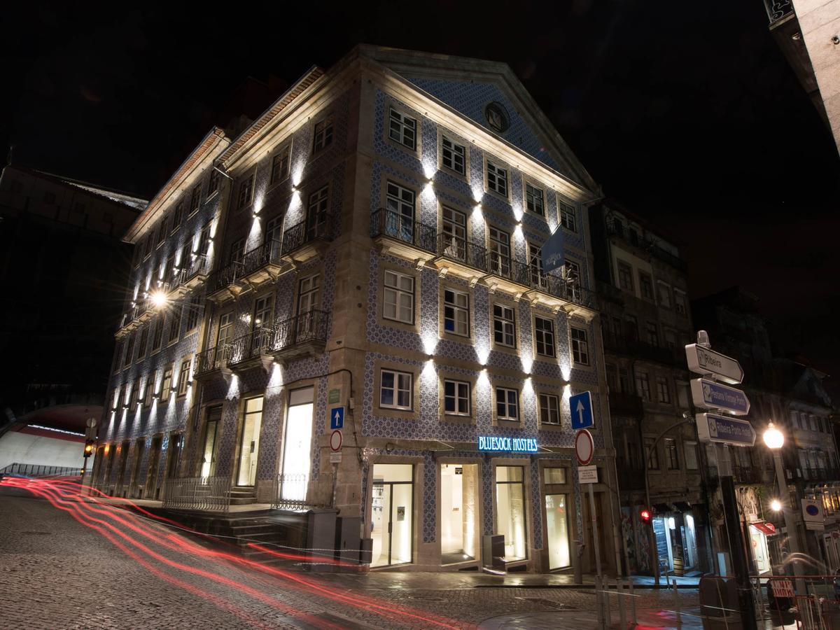بيت شباب بلوسوك بورتو المظهر الخارجي الصورة The hotel at night