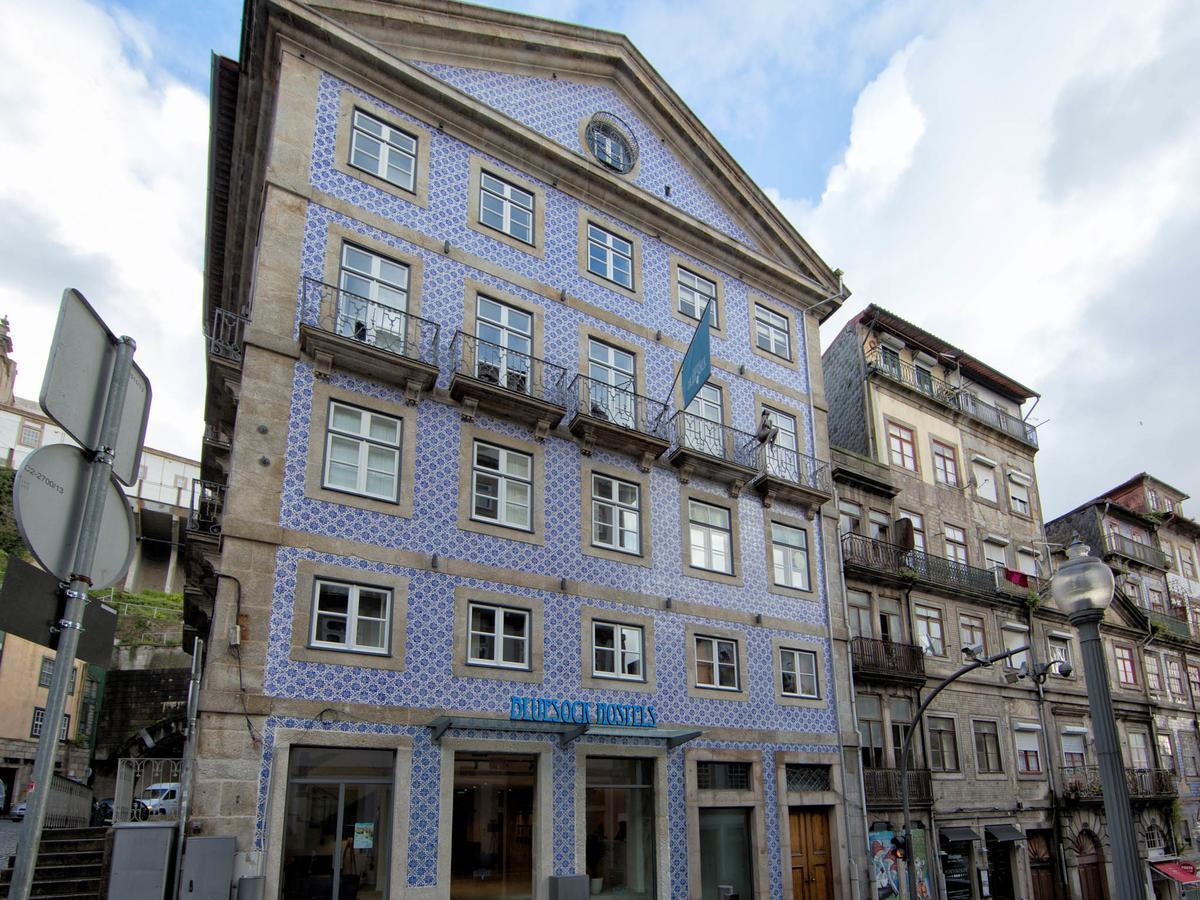 بيت شباب بلوسوك بورتو المظهر الخارجي الصورة The facade of the building, with the blue tilework