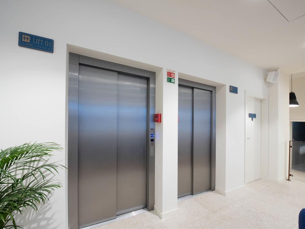 بيت شباب بلوسوك بورتو المظهر الخارجي الصورة Elevators in a modern office building