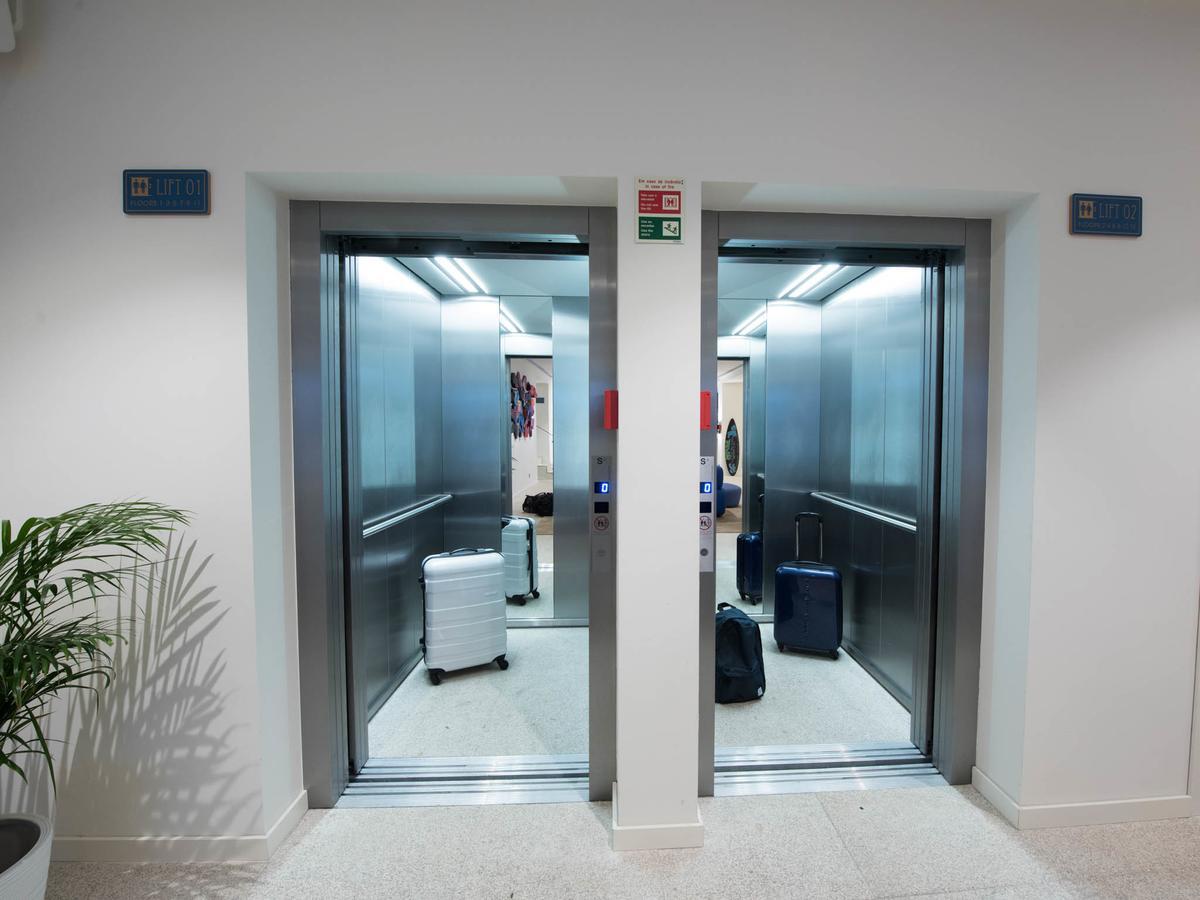 بيت شباب بلوسوك بورتو المظهر الخارجي الصورة Two elevators with open doors