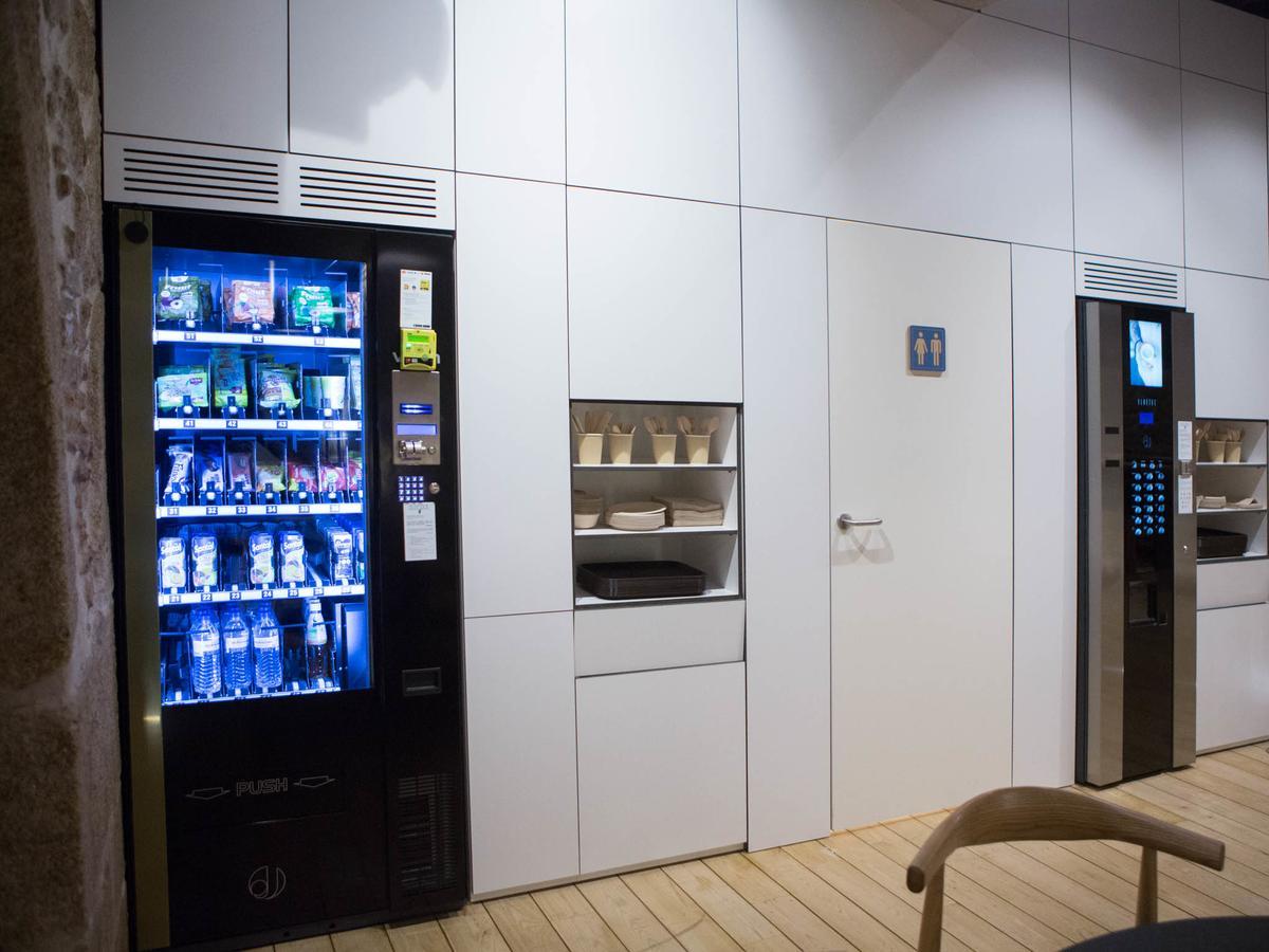 بيت شباب بلوسوك بورتو المظهر الخارجي الصورة A vending machine in a coffee shop