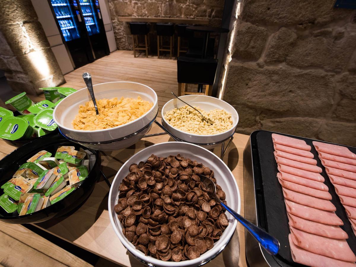 بيت شباب بلوسوك بورتو المظهر الخارجي الصورة A selection of cold cuts at a buffet